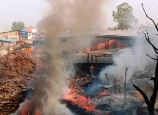 चिनहट में अवैध प्लाईवुड फैक्ट्री में लगी भीषण आग, केमिकल ड्रम में हुए धमाके अवैध प्लाईवुड फैक्ट्री