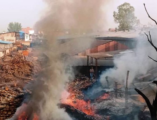 चिनहट में अवैध प्लाईवुड फैक्ट्री में लगी भीषण आग, केमिकल ड्रम में हुए धमाके अवैध प्लाईवुड फैक्ट्री