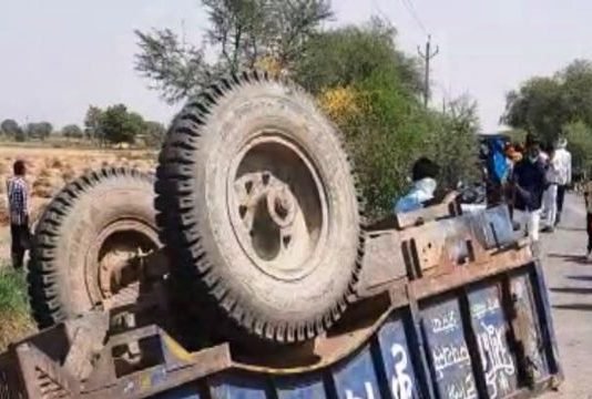 औरैया में श्रद्धालुओं से भरी ट्रैक्टर-ट्रॉली पलटी, दो की मौत, 12 घायल ट्रैक्टर-ट्रॉली पलटी