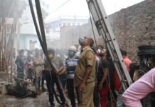 जूते-चप्पल के गोदाम में लगी भीषण आग, FSO समेत दो झुलसे गोदाम में लगी आग