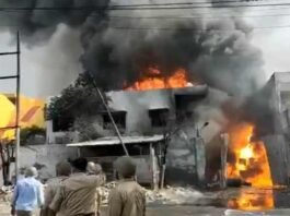 गाजियाबाद में केमिकल फैक्ट्री में लगी भीषण आग, अन्य को भी चपेट में लिया, धमाकों से गूंजा इलाका केमिकल फैक्ट्री में आग