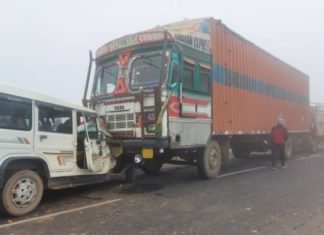कंटेनर ने मारी टक्कर