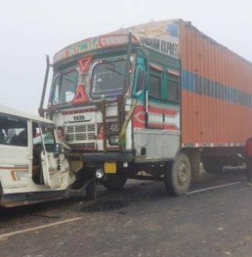 कंटेनर ने मारी टक्कर
