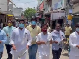 लखनऊ में कोरोना कर्फ्यू का व्यापारियों ने किया थाली बजाकर विरोध, खोली दुकानें कोरोना कर्फ्यू