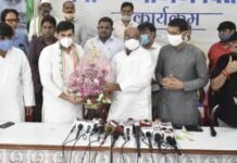 UP चुनाव से पहले सपा को झटका, अनिल यादव ने अखिलेश का साथ छोड़ थामा कांग्रेस का हाथ सपा को झटका