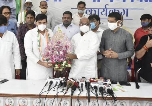 UP चुनाव से पहले सपा को झटका, अनिल यादव ने अखिलेश का साथ छोड़ थामा कांग्रेस का हाथ सपा को झटका