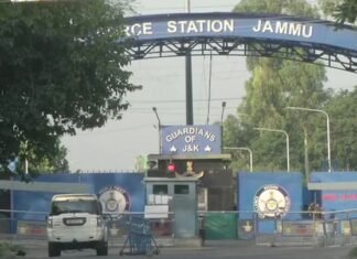 जम्मू के एयरपोर्ट परिसर में ड्रोन से किए गए दो विस्फोट, दो जवान घायल जम्मू के एयरपोर्ट