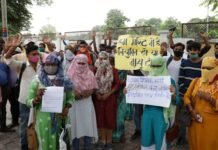69 हजार शिक्षक भर्ती में त्रुटि सुधार की मांग को लेकर अभ्यर्थियों ने डिप्टी CM व कानून मंत्री के आवास पर किया प्रदर्शन शिक्षक भर्ती में त्रुटि