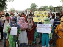 69 हजार शिक्षक भर्ती में त्रुटि सुधार की मांग को लेकर अभ्यर्थियों ने डिप्टी CM व कानून मंत्री के आवास पर किया प्रदर्शन शिक्षक भर्ती में त्रुटि