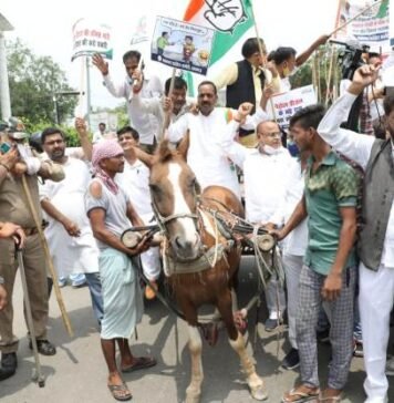 बढ़ती महंगाई के विरोध में कांग्रेस ने निकाला तांगा-रिक्शा मार्च, पुलिस ने हिरासत में लिया तांगा-रिक्शा मार्च
