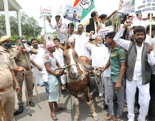 बढ़ती महंगाई के विरोध में कांग्रेस ने निकाला तांगा-रिक्शा मार्च, पुलिस ने हिरासत में लिया तांगा-रिक्शा मार्च