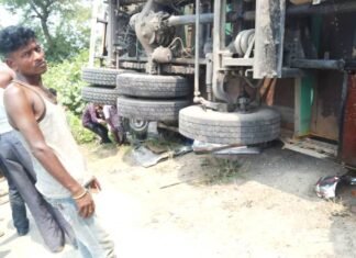 इटौंजा में वैन पर पलटा तेज रफ्तार ट्रक, मासूम समेत पांच लोगों की दर्दनाक मौत, तीन की हालत गंभीर दर्दनाक सड़क हादसा