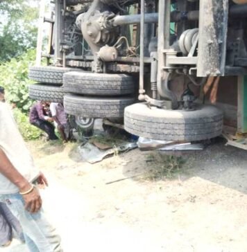 इटौंजा में वैन पर पलटा तेज रफ्तार ट्रक, मासूम समेत पांच लोगों की दर्दनाक मौत, तीन की हालत गंभीर दर्दनाक सड़क हादसा