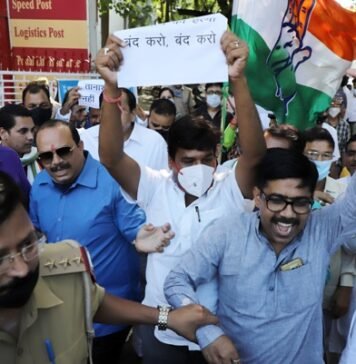 भास्कर व भारत समाचार पर छापे के खिलाफ कांग्रेस ने किया प्रदर्शन, “नसीमुद्दीन सिद्दीकी बोले, निष्पक्ष पत्रकारिता को अपना विरोध मान भाजपा सरकार मीडिया समूहों को करा रही प्रताड़ित” भास्कर व भारत समाचार