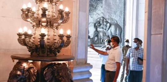 स्मारकों के औचक निरीक्षण में DM को मिली बेहिसाब गड़बड़ी, प्रबंधक समेत तीन निलंबित, पांच अफसर-कर्मी का वेतन रोका, तीन अधिकारियों से मांगा जवाब स्मारकों के औचक निरीक्षण