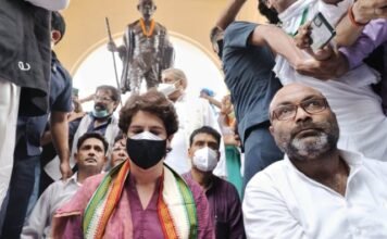 गांधी प्रतिमा के नीचे धरना