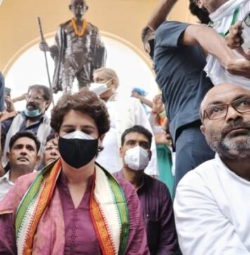 गांधी प्रतिमा के नीचे धरना
