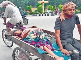 UP में एंबुलेंस कर्मियों पर फूल बरसाने वाली सरकार अधिकार मांगने पर लट्ठ बरसाने की कर रही बात: प्रियंका गांधी एंबुलेंस कर्मियों पर एस्मा