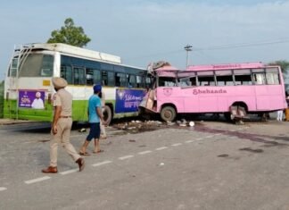 बसों की जबरदस्त टक्कर