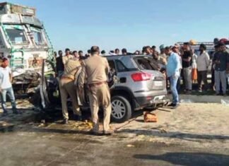 बारातियों से भरी कार