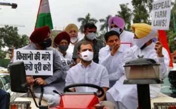 कृषि विधेयक के खिलाफ ट्रैक्टर चला संसद पहुंचे राहुल, “कहा, किसानों के फायदे के लिए नहीं, बड़े उद्योगपतियों के लिए है ये काले कानून” ट्रैक्टर चलाकर संसद पहुंचे राहुल