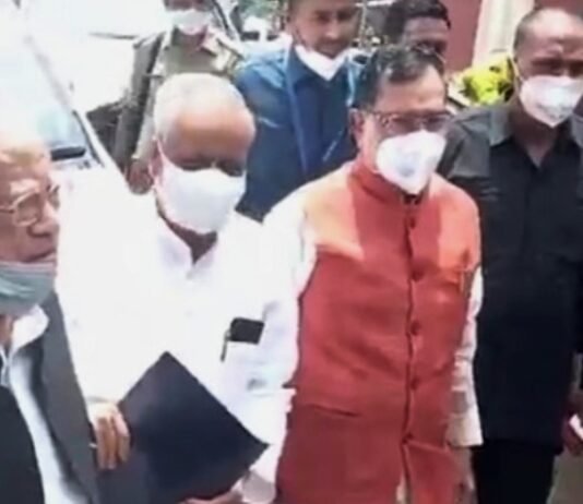 राज्यपाल से मिलकर सपा के प्रतिनिधिमंडल ने कहा, आजम खान के खिलाफ दोषपूर्ण तरीके से कार्रवाई कर रही योगी सरकार सपा प्रतिनिधिमंडल