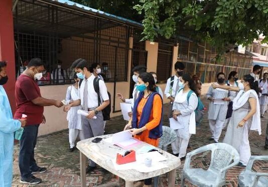 महीनों बाद यूपी में गुलजार हुए स्कूल, फूलों व वेलकम बोर्ड से हुआ छात्रों का स्वागत, साथियों से मिलकर खिले बच्चों के चेहरे गुलजार हुए स्कूल