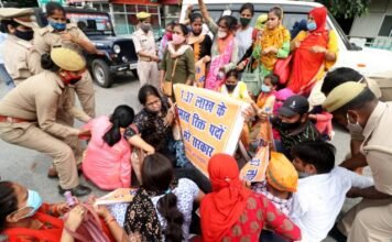 भाजपा कार्यालय के बाहर प्रदर्शन कर रहे शिक्षक भर्ती के अभ्यर्थियों को पुलिस ने जबरन हटाया सहायक शिक्षक भर्ती