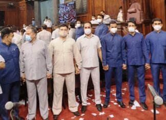 संजय राउत ने मोदी सरकार पर लगाया मार्शल लॉ लागू करने का आरोप, पूछा क्या यही… मार्शल लॉ लागू