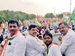लखनऊ में विशाल तिरंगा यात्रा निकाल संजय सिंह ने विधानसभा चुनाव से पहले दिखाई UP में AAP की ताकत, योगी सरकार को बताया भ्रष्टाचारी तिरंगा यात्रा