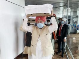 शरणार्थियों को लेकर काबुल से दिल्ली पहुंचा विमान, हरदीप पुरी ने सिर पर रखे गुरुग्रंथ साहिब काबुल से दिल्ली पहुंचा विमान