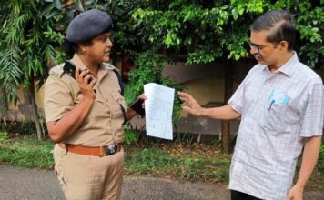 गोरखपुर जाने से पूर्व आइपीएस अफसर को पुलिस ने रोका तो बोले अमिताभ ठाकुर, “योगी जी डर गए, यह हमारी जीत” पूर्व आइपीएस अफसर