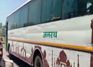 चलती बस के निकले पहिए