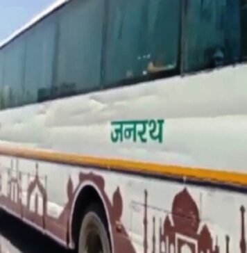 चलती बस के निकले पहिए