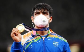 टोक्यो ओलंपिक: नीरज चोपड़ा ने एथलेटिक्स में रचा इतिहास, 13 साल बाद भारत की झोली में आया गोल्ड नीरज चोपड़ा ने एथलेटिक्स