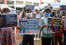 स्कूलों से नाम काटने व ऑनलाइन पढ़ाई से वंचित हो रहे बच्चों ने शिक्षा विभाग पर किया प्रदर्शन, फ्री इंटरनेट की मांग भी उठी प्रदर्शन करते मासूम
