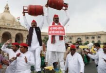प्रदर्शन करते सपा विधायक
