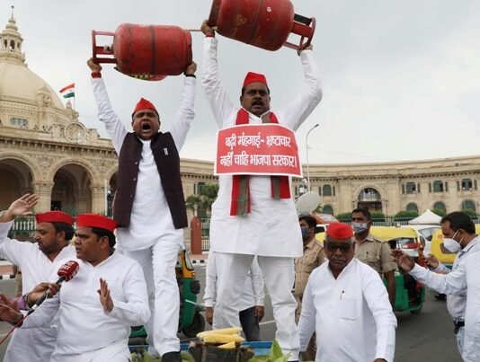प्रदर्शन करते सपा विधायक