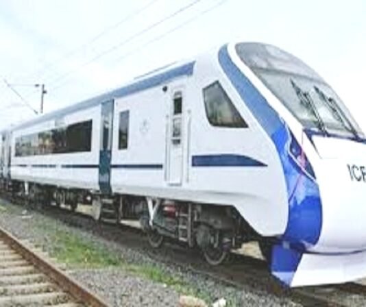 कानपुर के पास वंदे भारत एक्सप्रेस से टकराई गाय, बड़ा हादसा टला वंदे भारत एक्सप्रेस