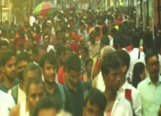सावन के दूसरे सोमवार काशी विश्वनाथ में उमड़ी भक्तों की भीड़, मास्क न सोशल डिस्टेंसिंग, जमकर हुआ नियमों का उल्लंघन काशी विश्वनाथ में भक्तों की भीड़