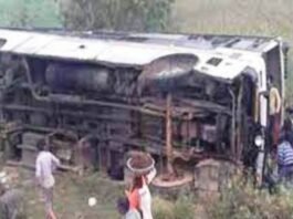 नोएडा में महिला यात्रियों से भरी बस पलटी, युवती की मौत, कई घायल यात्रियों से भरी बस पलटी