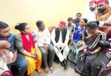 मनीष गुप्ता के परिजनों से मुलाकात के बाद बोले अखिलेश, “भाजपा सरकार में रक्षा नहीं, लोगों की जान ले रही पुलिस” पुलिस रक्षा नहीं
