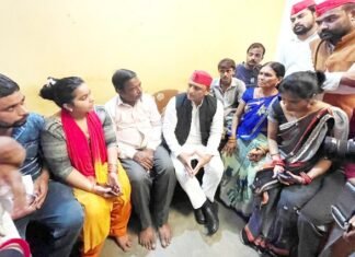 मनीष गुप्ता के परिजनों से मुलाकात के बाद बोले अखिलेश, “भाजपा सरकार में रक्षा नहीं, लोगों की जान ले रही पुलिस” पुलिस रक्षा नहीं