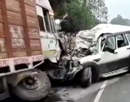 मेरठ एक्सप्रेस-वे पर ट्रक ने मारी कार को टक्कर, मासूमों समेत पांच लोगों की मौत, दो घायल मेरठ एक्सप्रेस वे