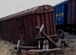 UP में भीषण ट्रेन हादसा: मालगाड़ी हुई बेपटरी, कई बोगियां पलटीं, बच्चे की मौत, तीन घायल भीषण ट्रेन हादसा