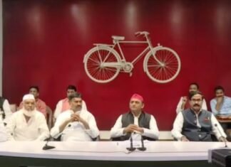 अखिलेश ने बसपा के छह विधायकों समेत BJP के भी एक MLA को कराया साइकिल पर सवार साइकिल पर सवार