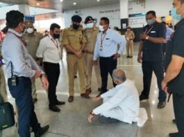 छत्तीसगढ़ CM को पुलिस ने लखनऊ एयरपोर्ट पर रोका, धरने पर बैठे नाराज भूपेश बघेल धरने पर बैठे भूपेश बघेल