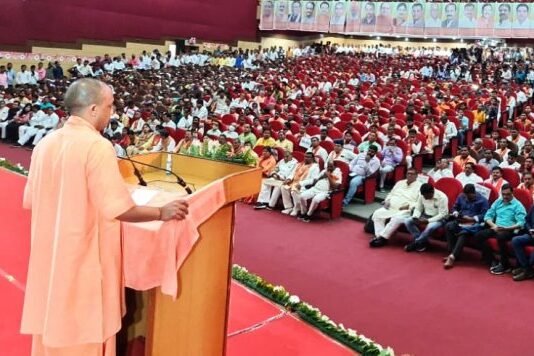 सीएम योगी का अखिलेश पर पलटवार, “आ रहा हूं” वाले पोस्टर का मतलब बताया “अपहरण, अराजकता व लूटपाट” अपहरण अराजकता लूटपाट
