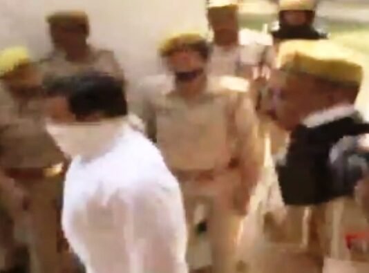 आखिरकार क्राइम ब्रांच के दफ्तर पहुंचा लखीमपुरी हिंसा का मुख्य आरोपित आशीष मिश्रा, गिरफ्तार क्राइम ब्रांच के दफ्तर