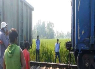 दो‍ हिस्‍सों में बंटी मालगाड़ी
